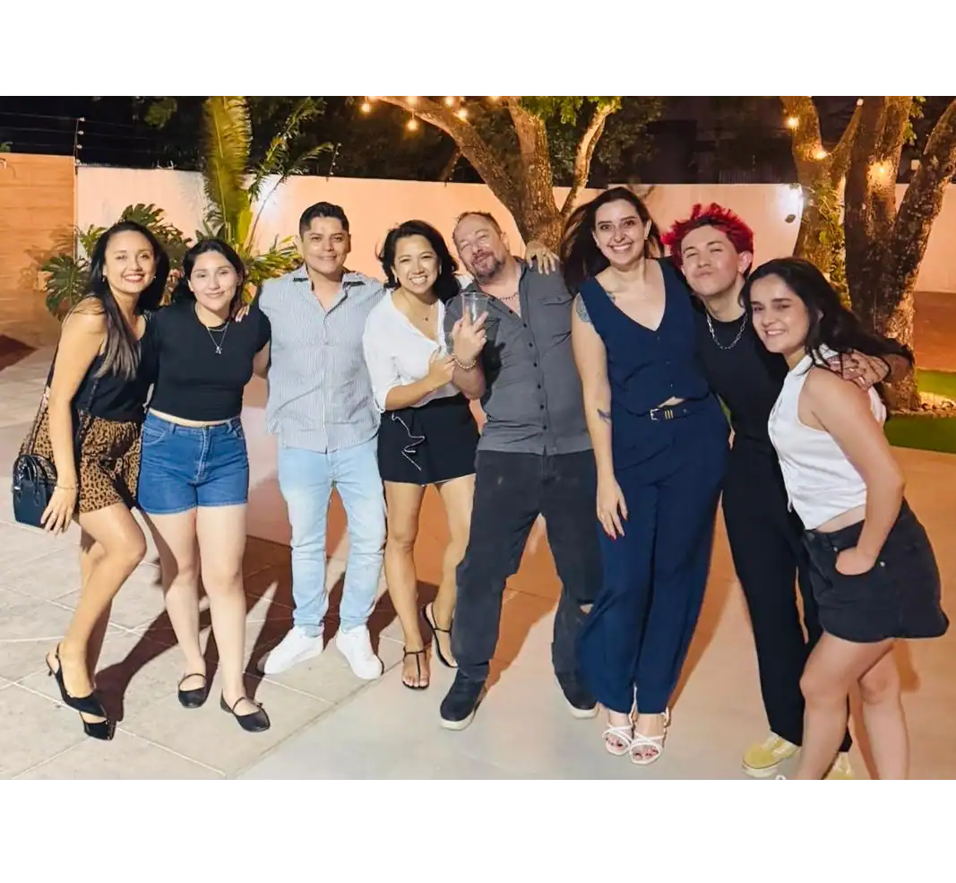 Denis Saavedra, con su equipo en BRO