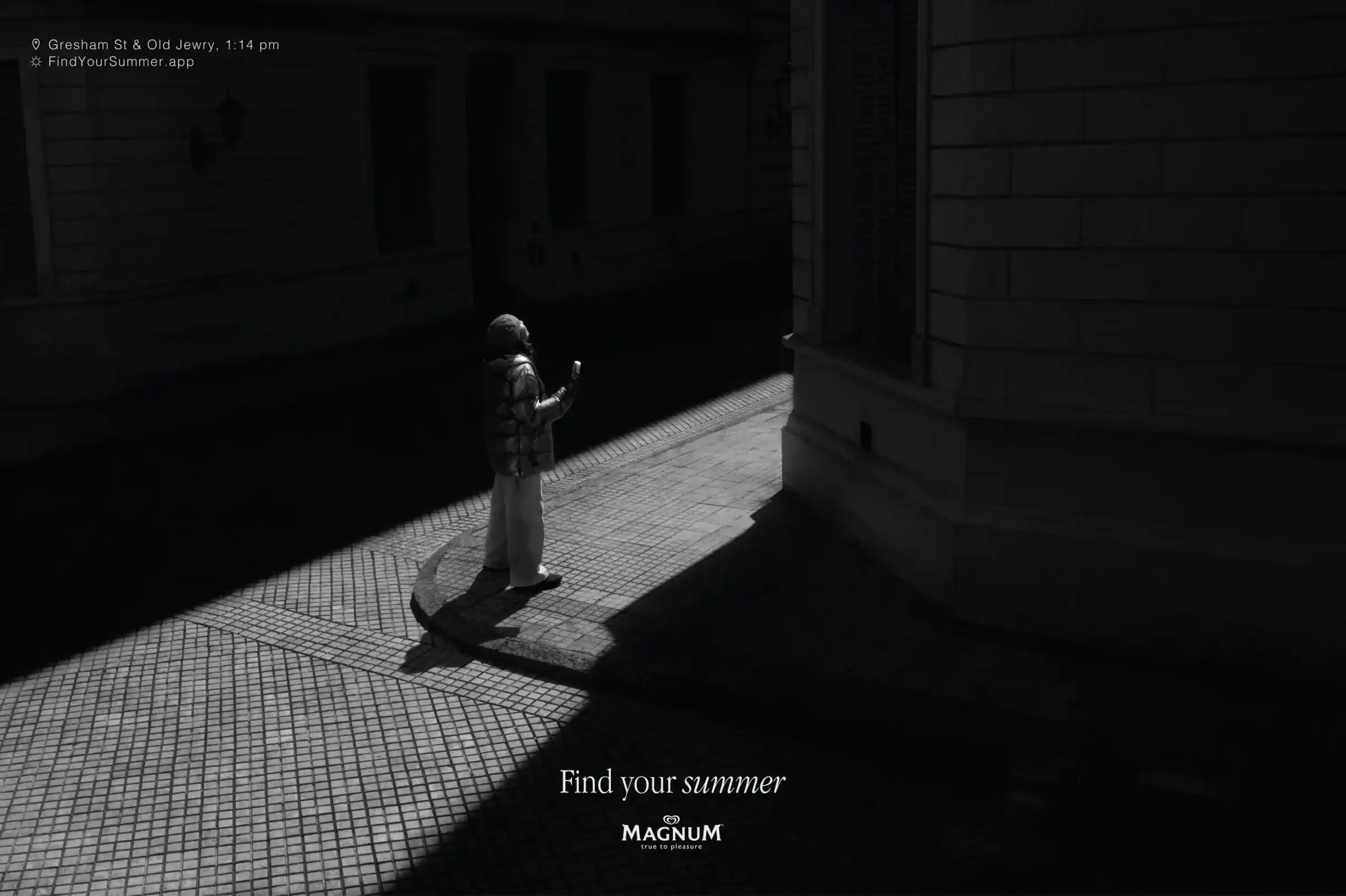 Find Your Summer de Magnum: una persona disfruta un rayo de sol en pleno invierno