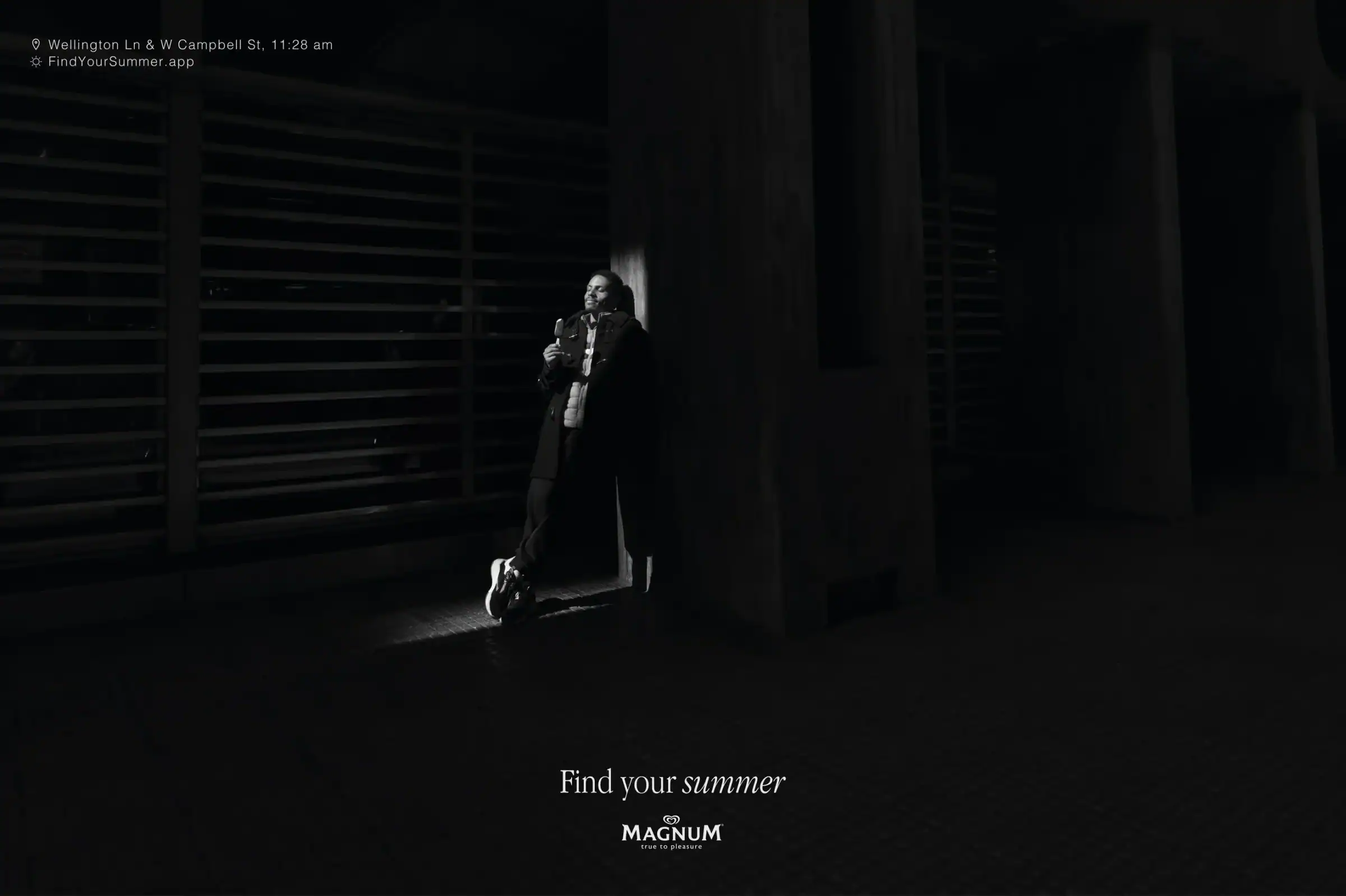 Find Your Summer de Magnum en blanco y negro: la luz del sol ilumina a una persona en invierno