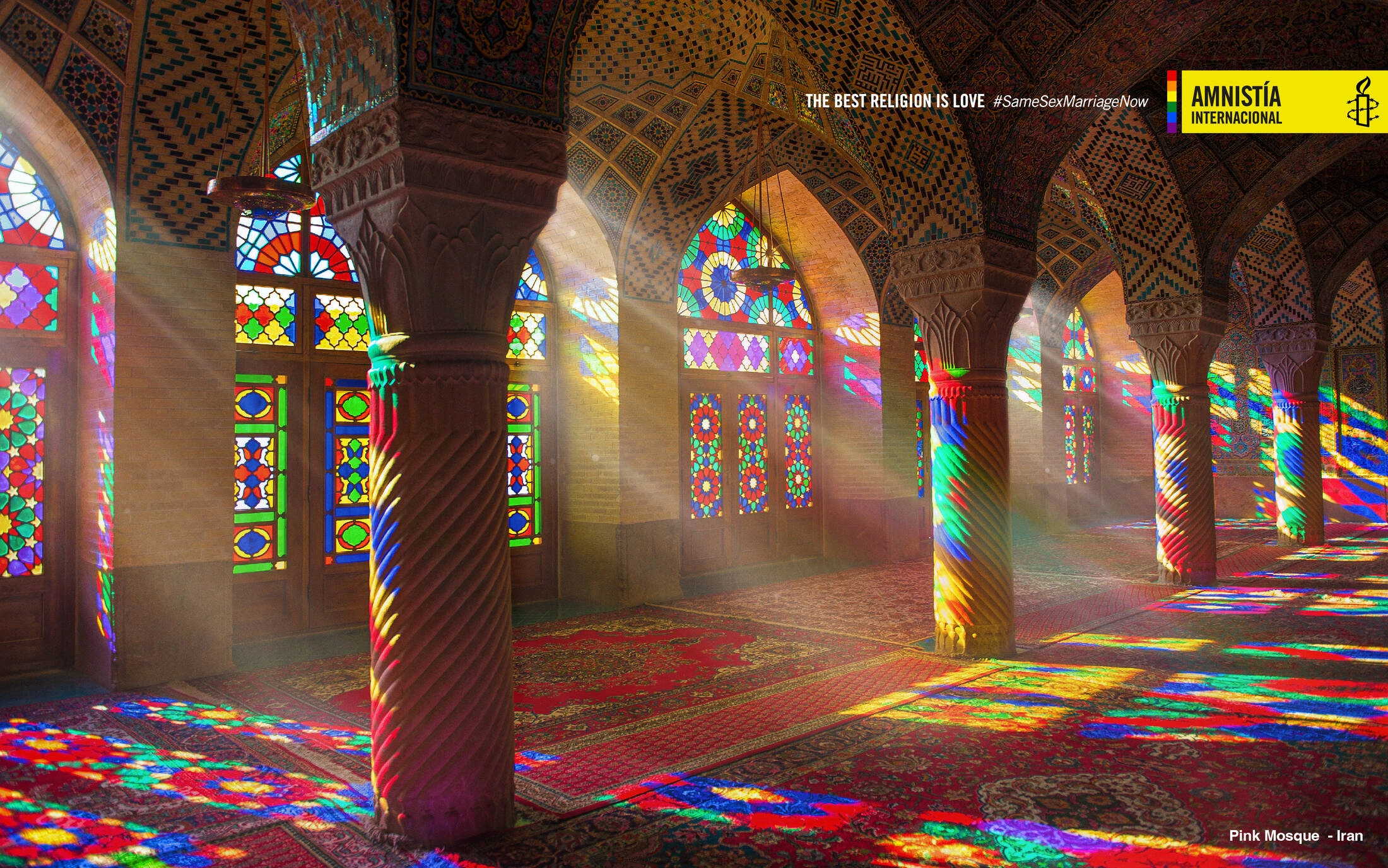 Destellos de colores sobre las paredes de una catedral, en la campaña de Amnistía Internacional