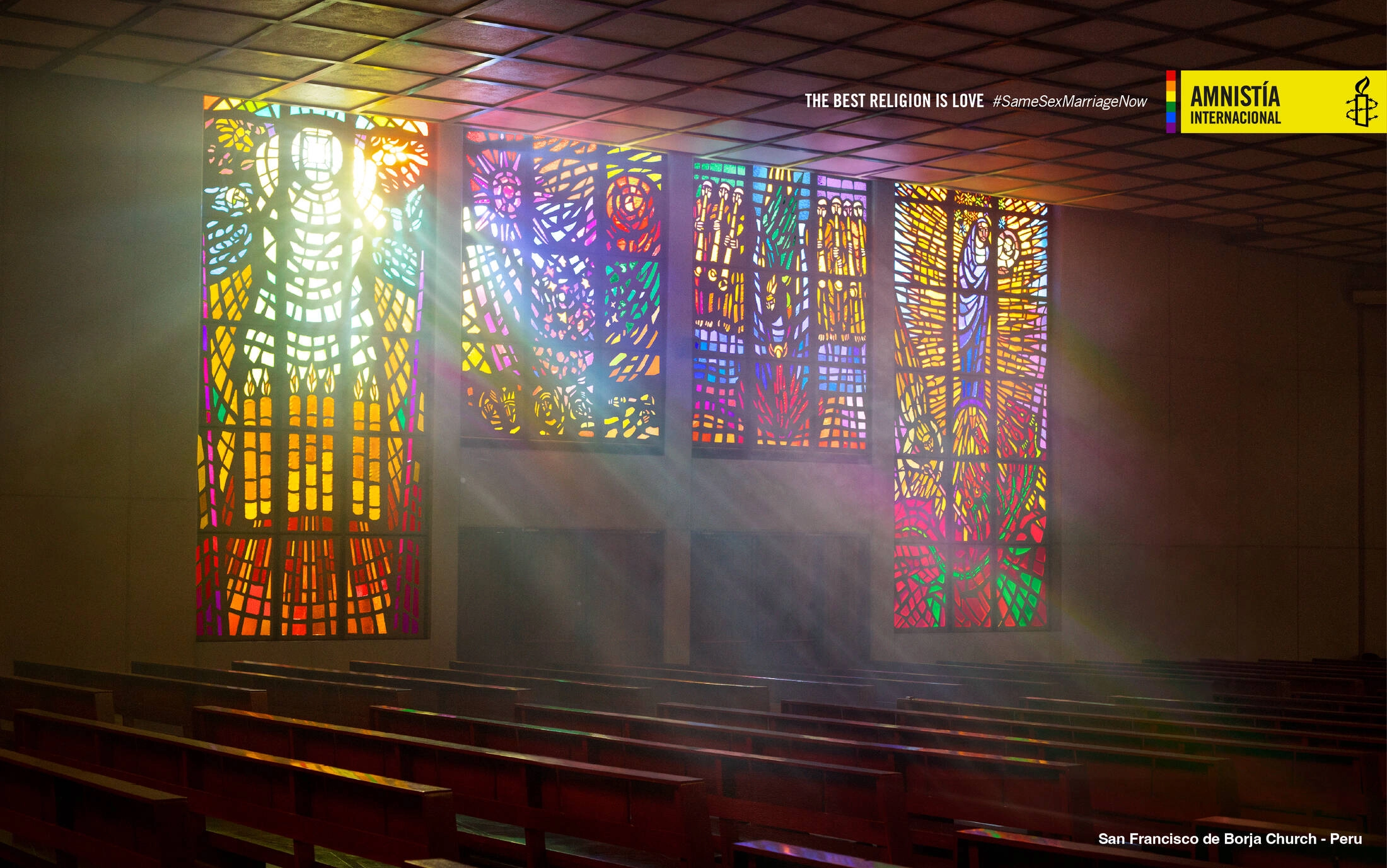 La mejor religión es el amor: la luz atraviesa un vitral multicolor y llega al interior de la catedral