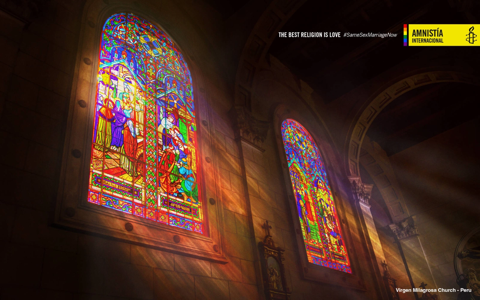 La mejor religión es el amor: luz multicolor que entra por los vitrales parabólicos de una catedral