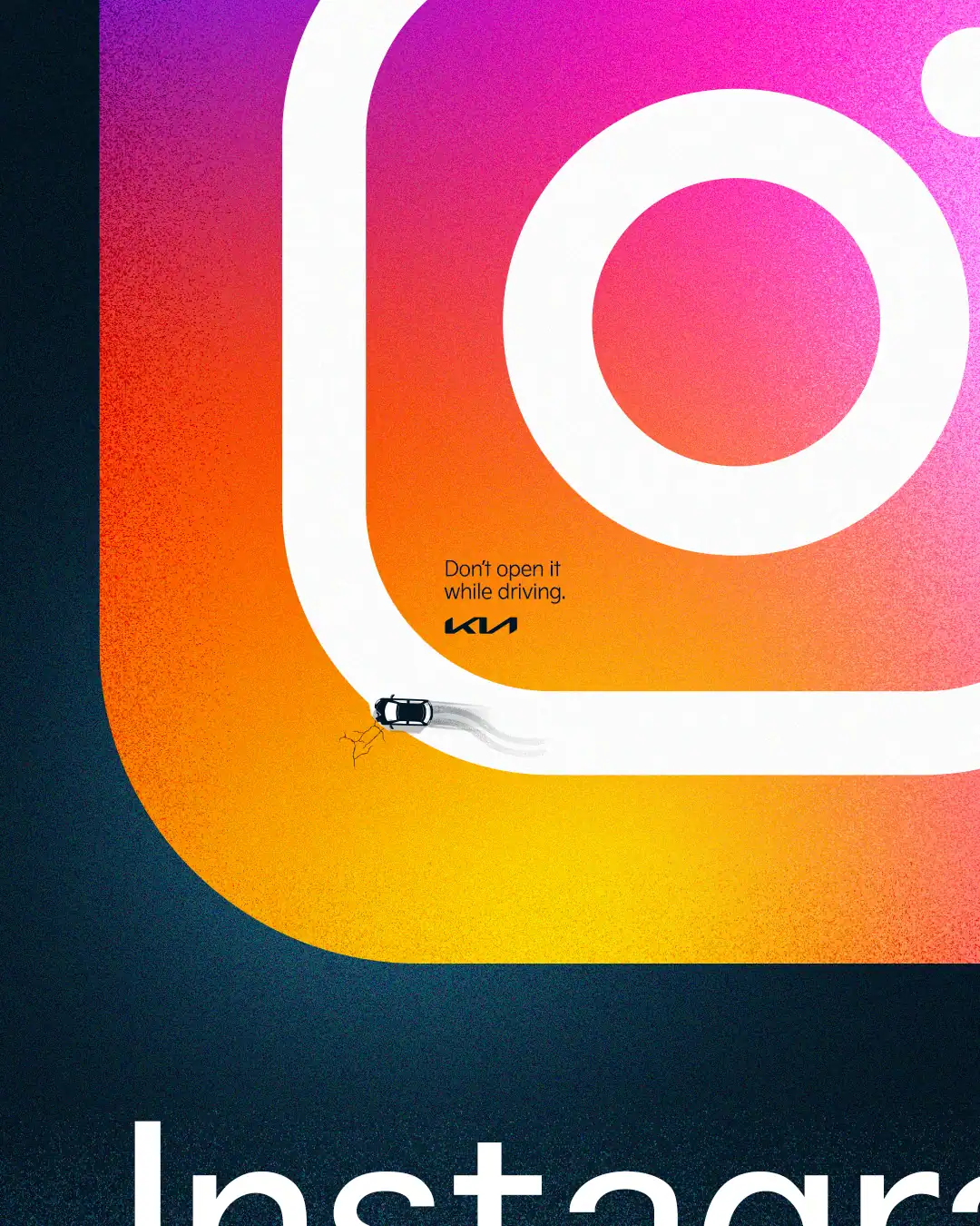 No la abras de Kia: el ícono de Instagram visto como una carretera curva con un auto en miniatura fuera del camino