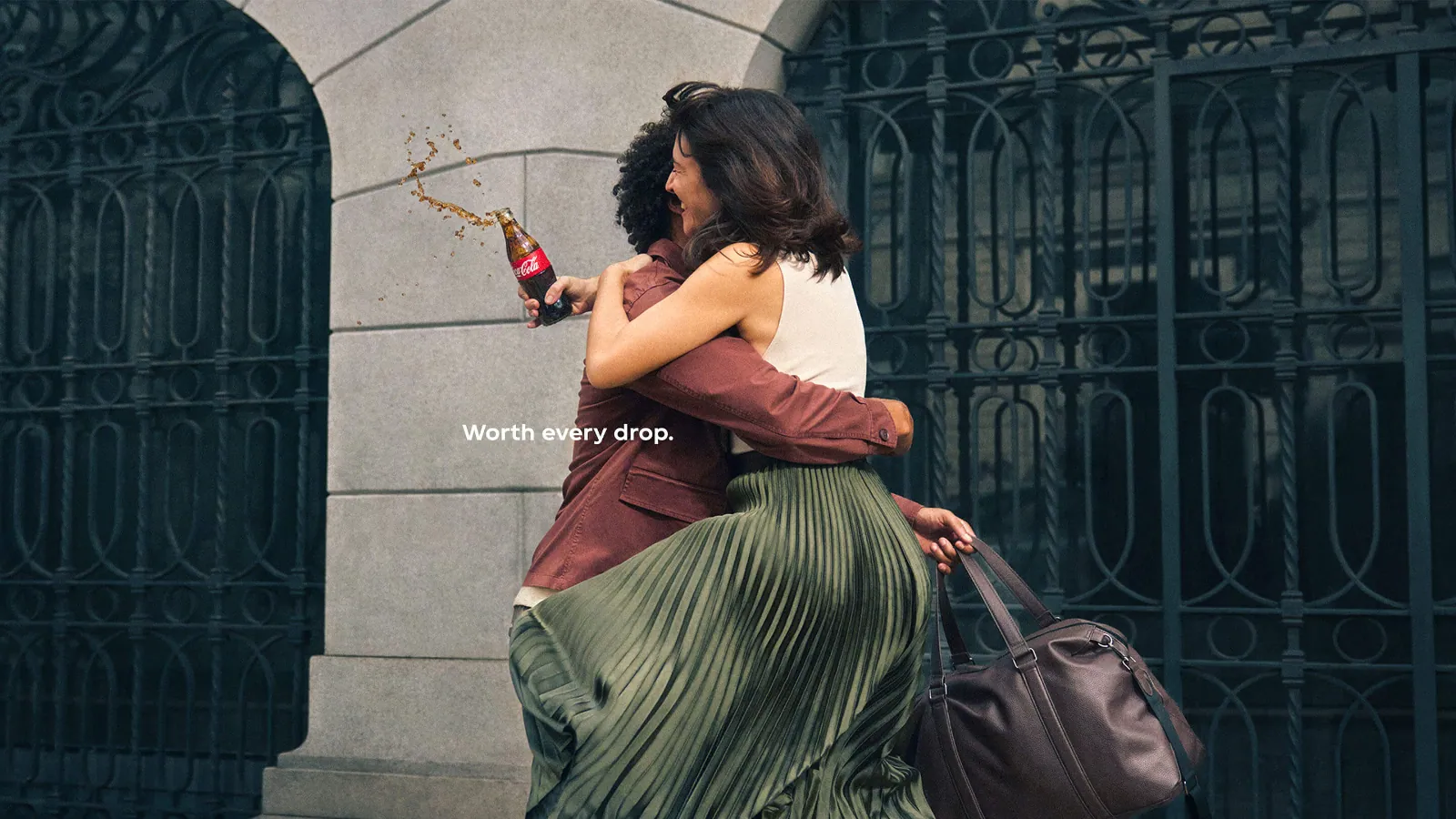 Spills de Coca-Cola: una pareja se reencuentra con un abrazo efusivo y la bebida se derrama