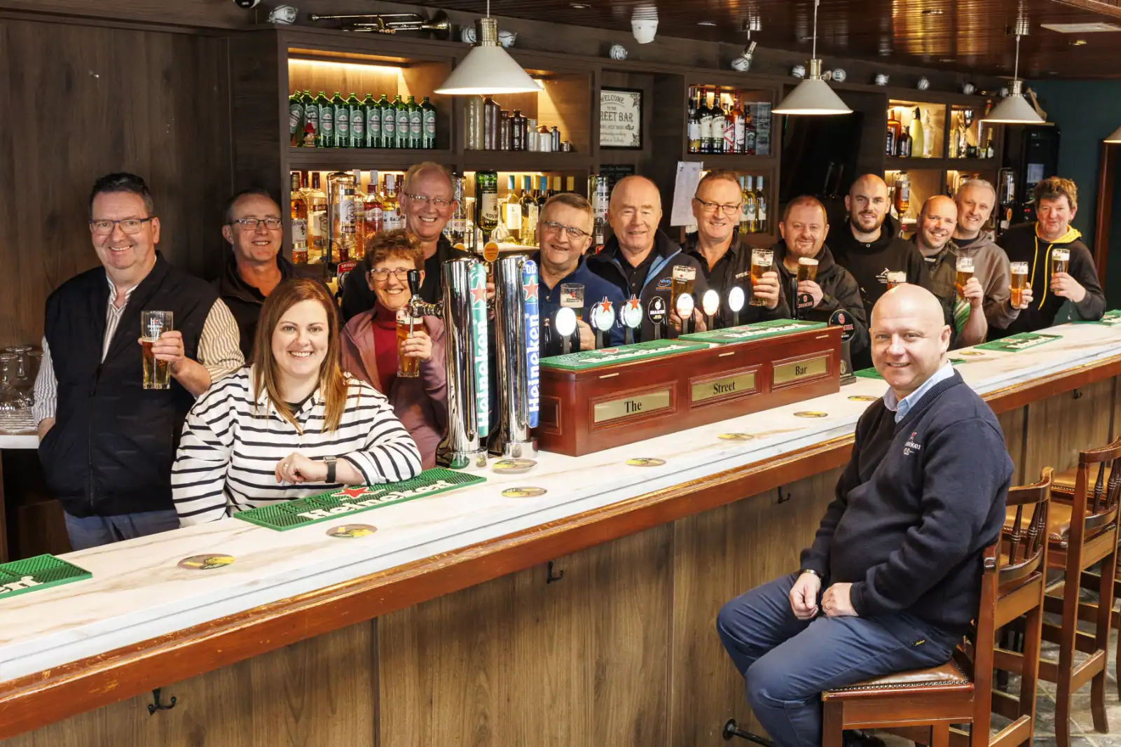 Vecinos de Kilteely reunidos alrededor de una mesa en The Street Bar